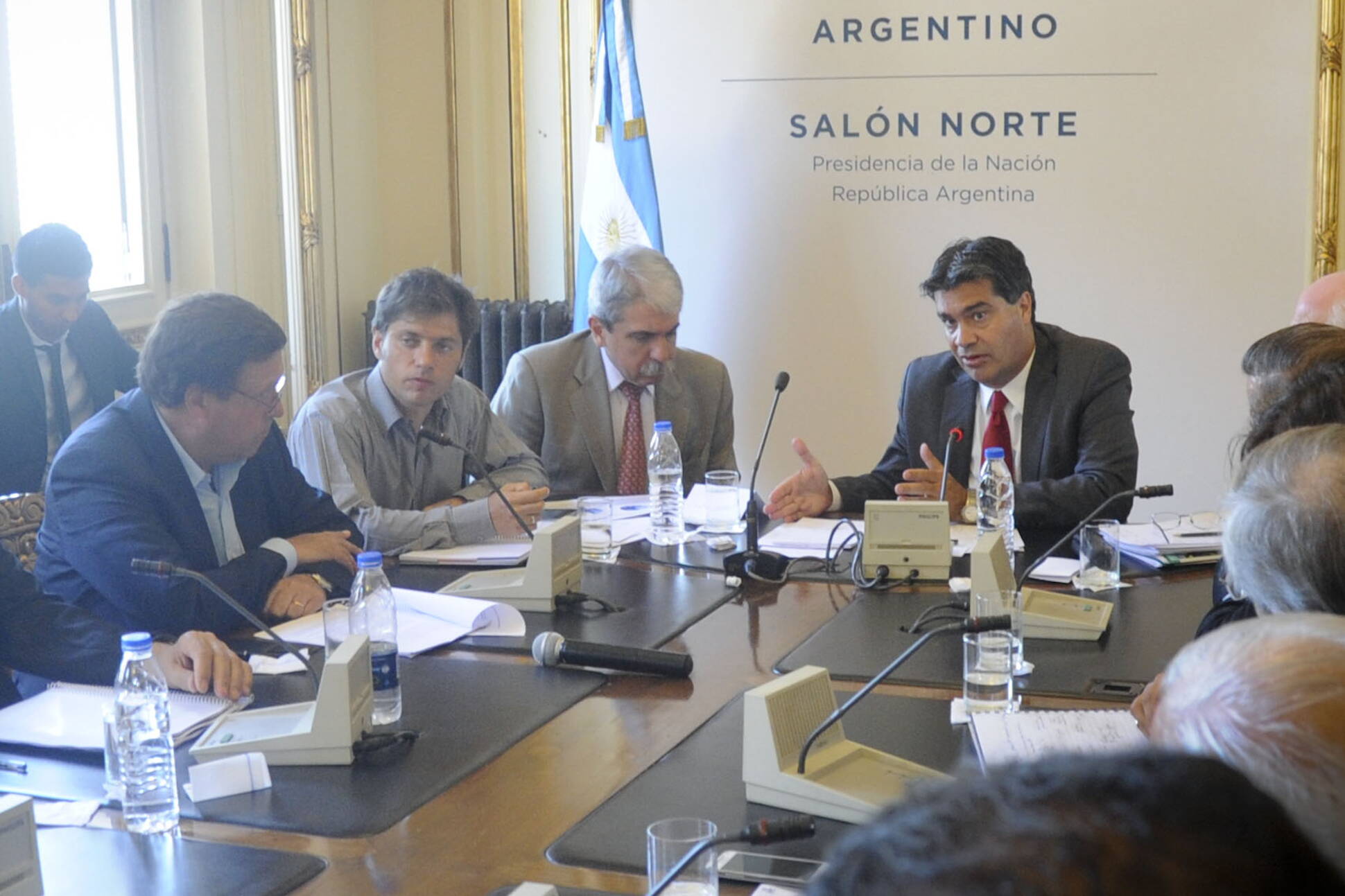 Capitanich y funcionarios del gobierno nacional con representantes de la cadena de valor de frutas